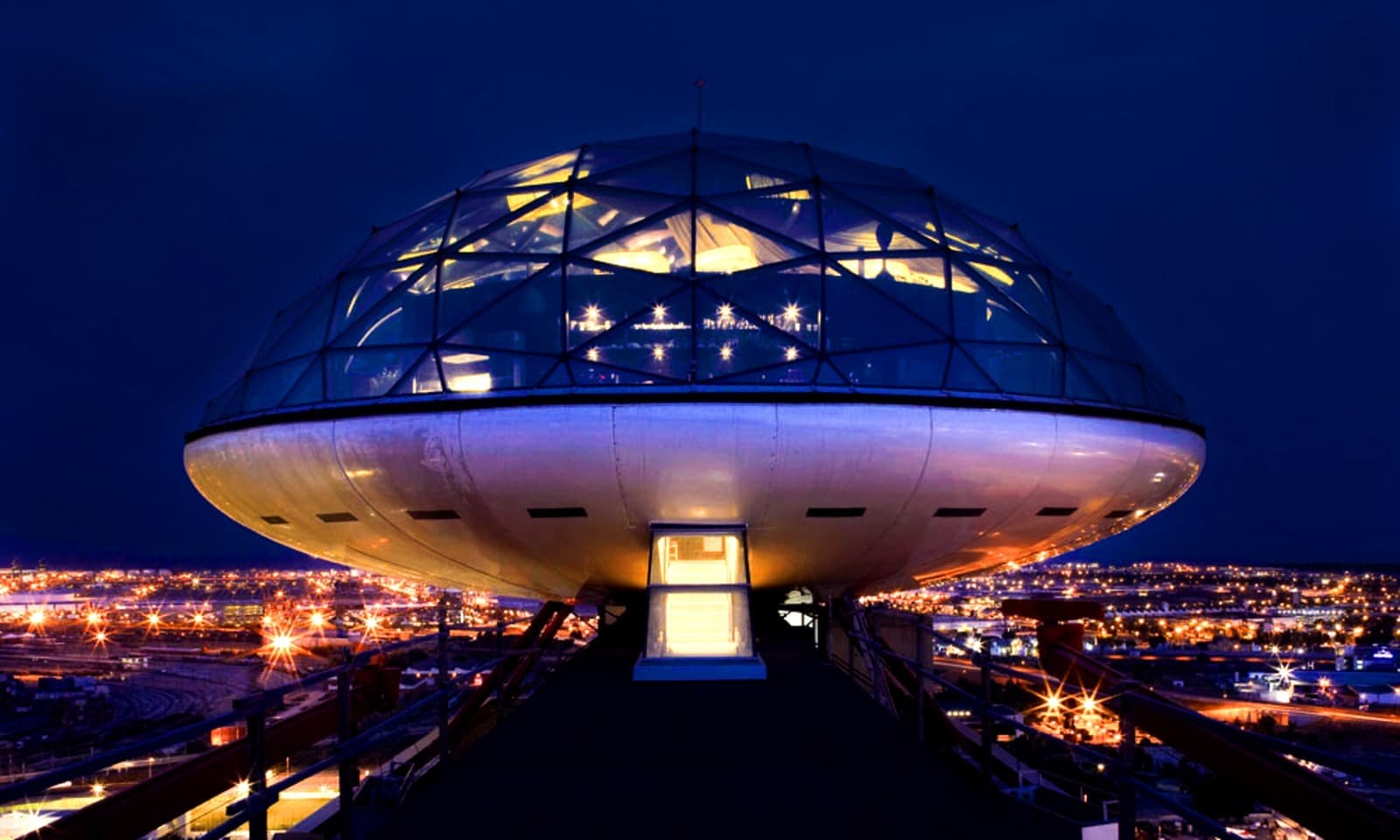 Cocktail club with 360º views image 3