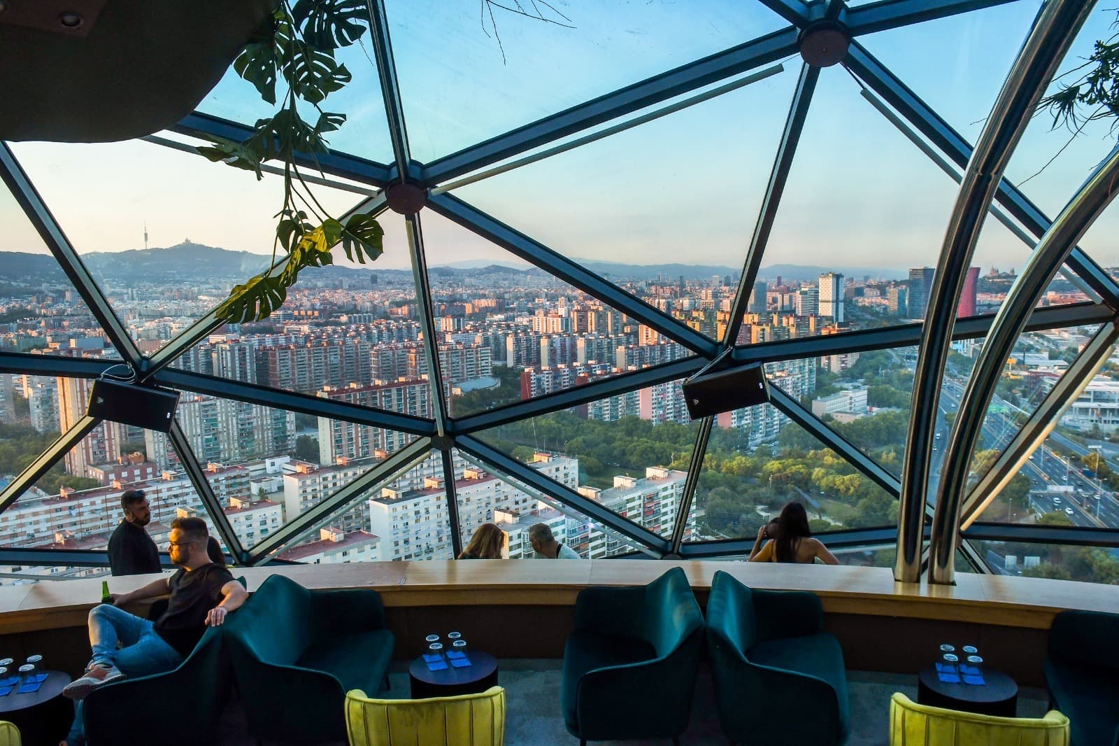 Cocktail club with 360º views image 4
