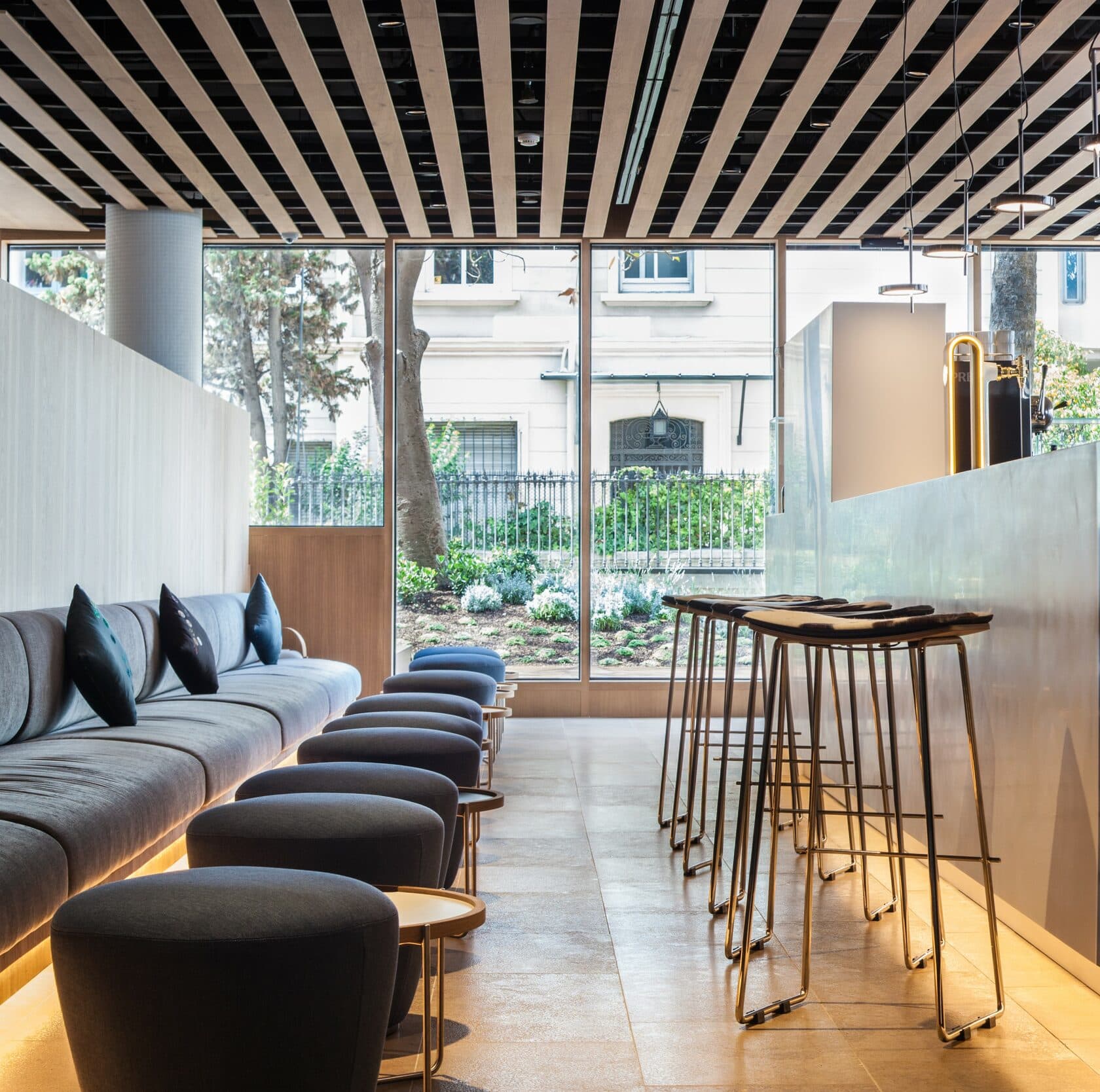 Lobby lounge with a stylish terrace image 1