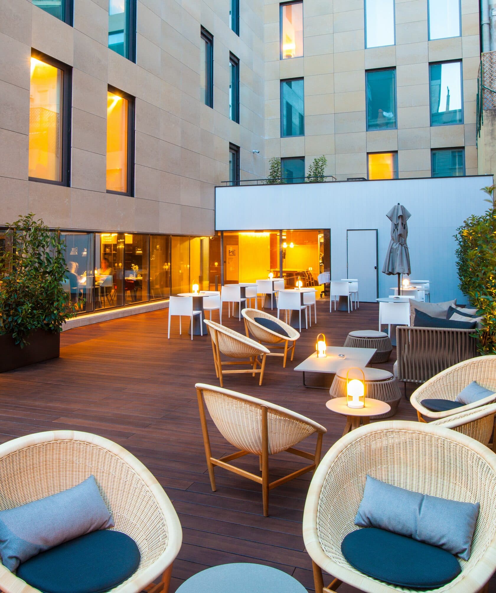 Lobby lounge with a stylish terrace image 2