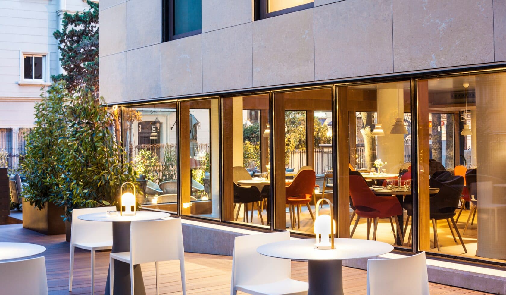 Lobby lounge with a stylish terrace image 3