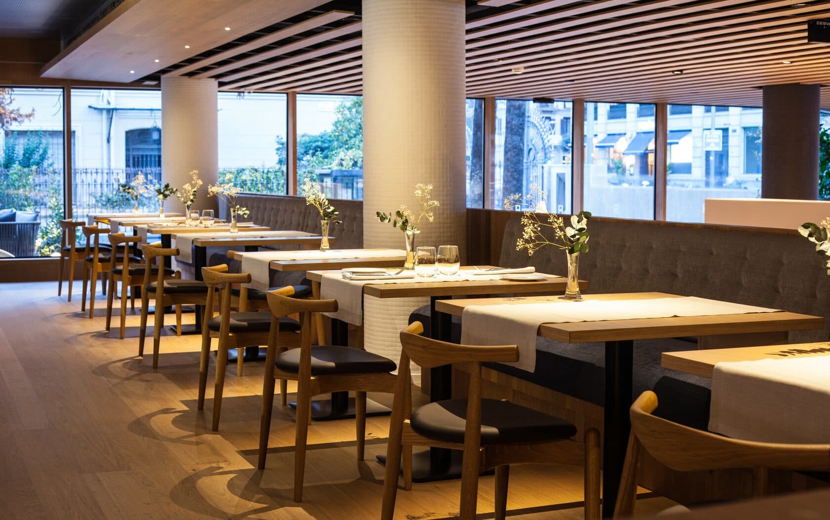 Lobby lounge with a stylish terrace image 5